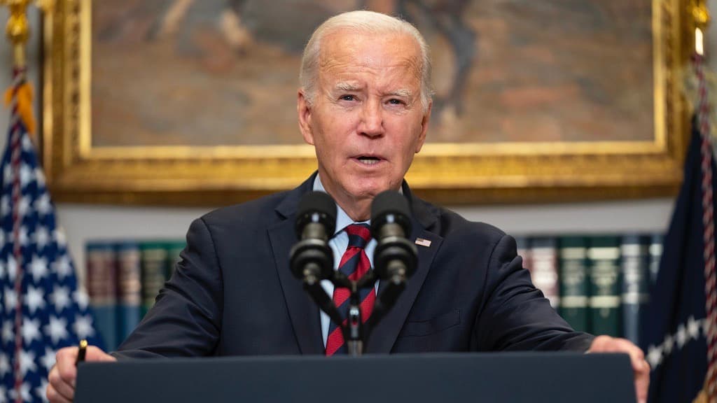 A quiénes ayuda la expansión de condonación de deuda estudiantil que ordenó Biden
