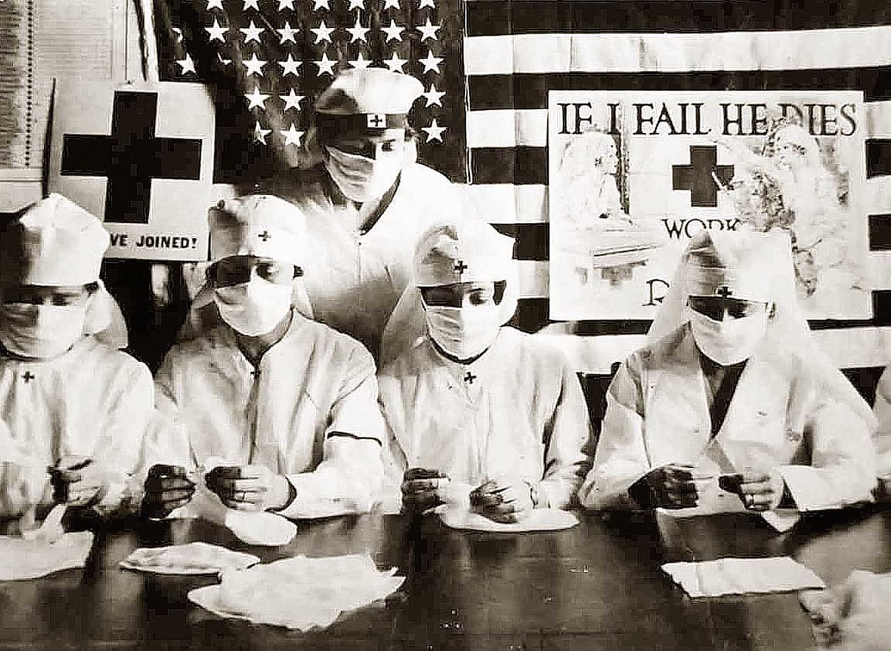 <b>'Gripe española'</b>
<br>
<b>Introducción de las vacunas: 1942.</b>
<br>
<b>Impacto: protección contra múltiples cepas relacionadas.</b>
<br>
<br>Esta pandemia comenzó en 1918, causada
<b> </b>por el subtipo H1N1 del virus de la influenza, y mató a unas 50 millones de persona en el mundo. Más de un tercio de la población mundial de ese momento (alrededor de 500 millones) se infectó y al menos 50 millones murieron. En Estados Unidos perdieron la vida por esta enfermedad 675,000 personas.
<br>
<br>Hasta el momento se registran en el mundo unos 375 millones de casos de covid-19 y 5.6 millones de muertes.