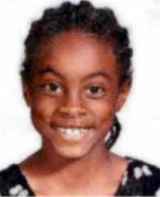 <h3 class="cms-H3-H3">Asha Jaquilla Degree </h3>
<br>
<br>Desde el 14 de febrero de 2000, Jaquilla -con 9 años- está desaparecida luego de que su familia la viera dormida a las 2:30 a.m. en la habitación de su casa, y cerca de las 4 de aquella madrugada fue vista por conductores que caminaban por la autopista 18 de Carolina del Norte. 
<br>
<br>Más de un año después, la mochila de Asha fue descubierta enterrada a lo largo de North Carolina 18 en el condado de Burke. El FBI Charlotte está investigando el caso en asociación con la Oficina del Sheriff del Condado de Cleveland y la Oficina de Investigaciones del Estado de Carolina del Norte.
<br>
<br>En la actualidad Asha tiene 30 años y 
<a href="https://www.fbi.gov/wanted/kidnap/asha-jaquilla-degree" target="_blank">el FBI está ofreciendo una recompensa de hasta 25,000 dólares</a> por información que conduzca al arresto y condena de la persona o personas responsables de su desaparición. 
<br>