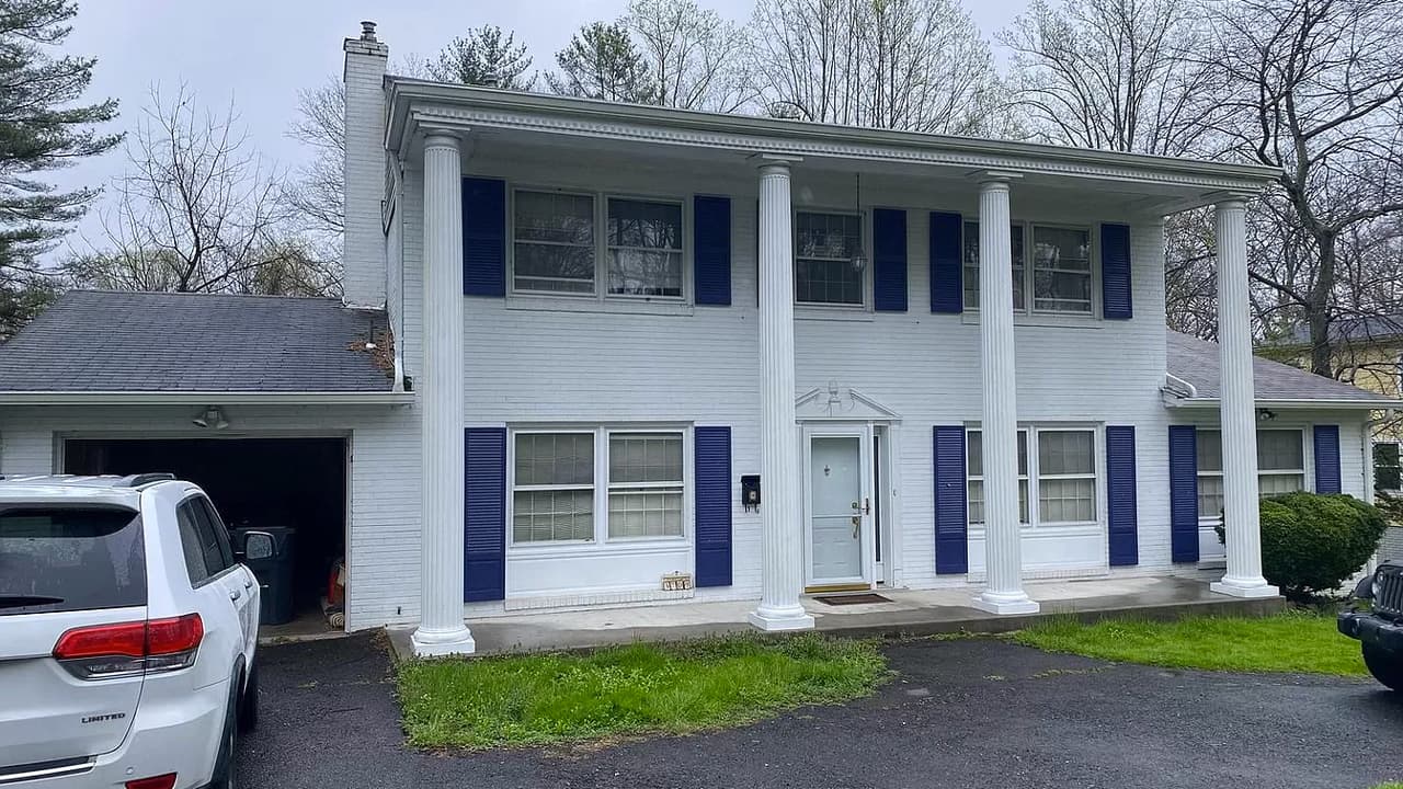 Venden casa de campo en Fairfax… ¡con un inquilino en el sótano!