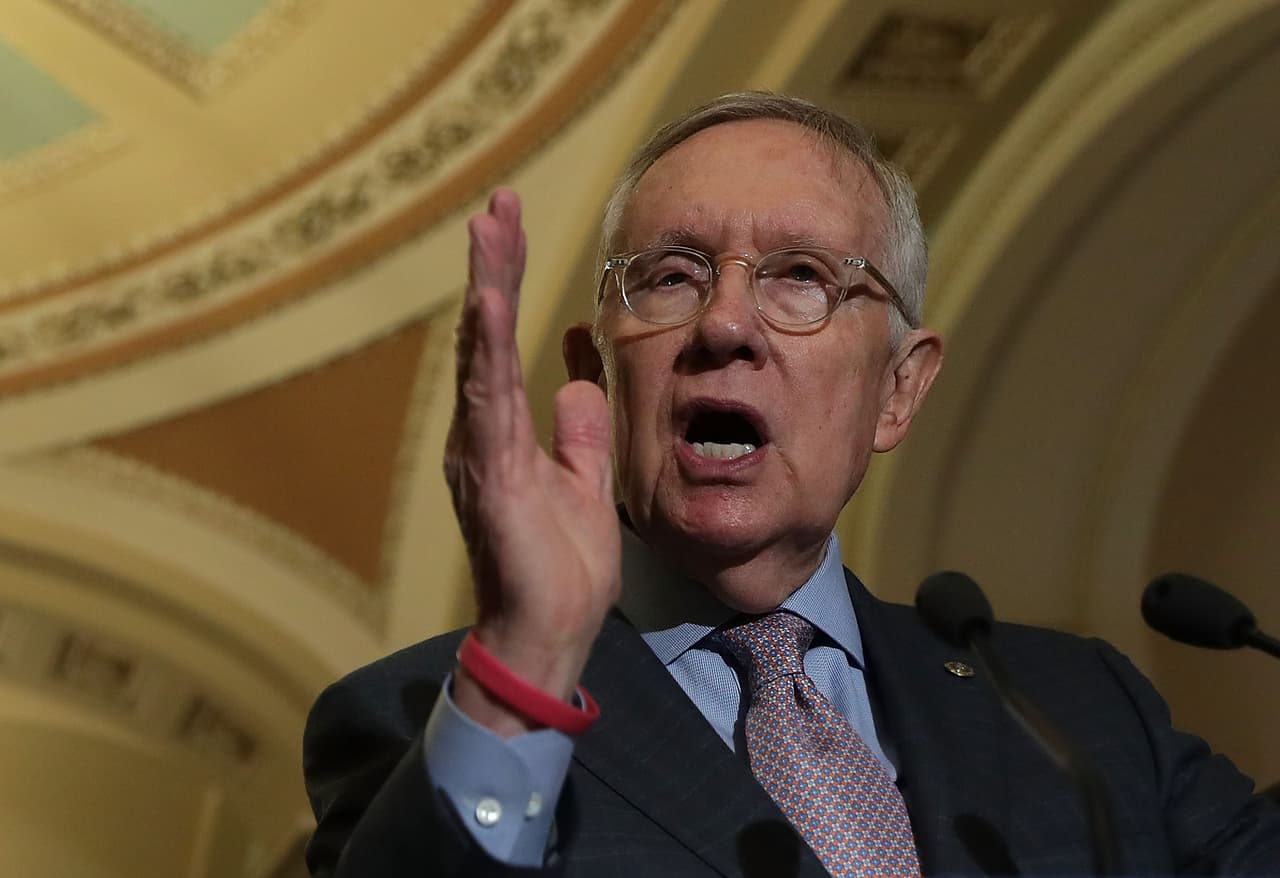 "El FBI ayudó a la elección de Trump", afirma el líder demócrata en el Senado Harry Reid