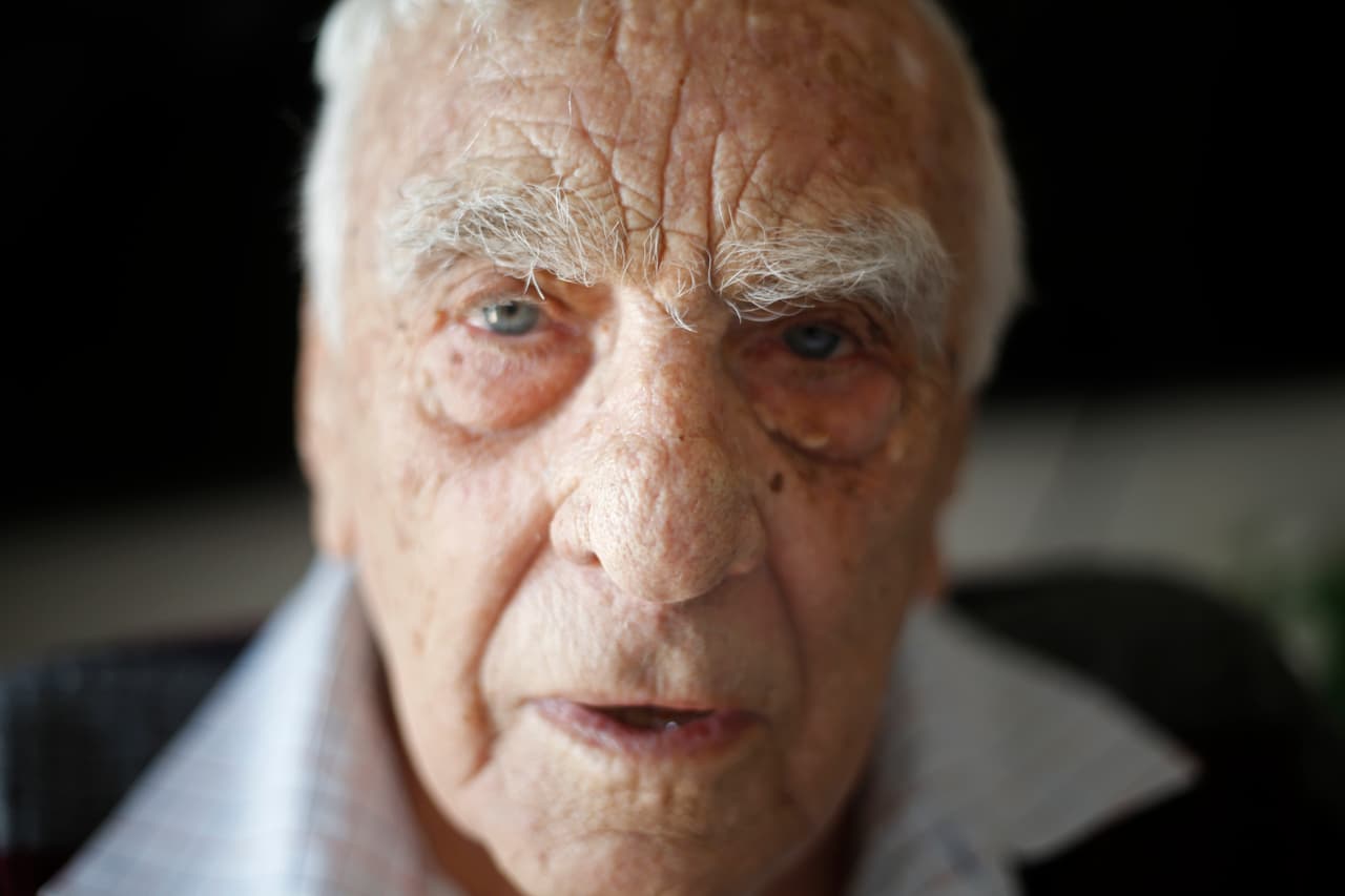 Otra posible causa es que el acosador puede haberse vuelto abusivo como resultado de la 
<a href="https://www.univision.com/temas/demencia">demencia</a> u otros trastornos que se desarrollan por 
<a href="https://www.univision.com/noticias/alzheimer/habra-35-millones-de-latinos-en-eeuu-con-alzheimer-en-2060-segun-estudio">el deterioro cognitivo</a>.