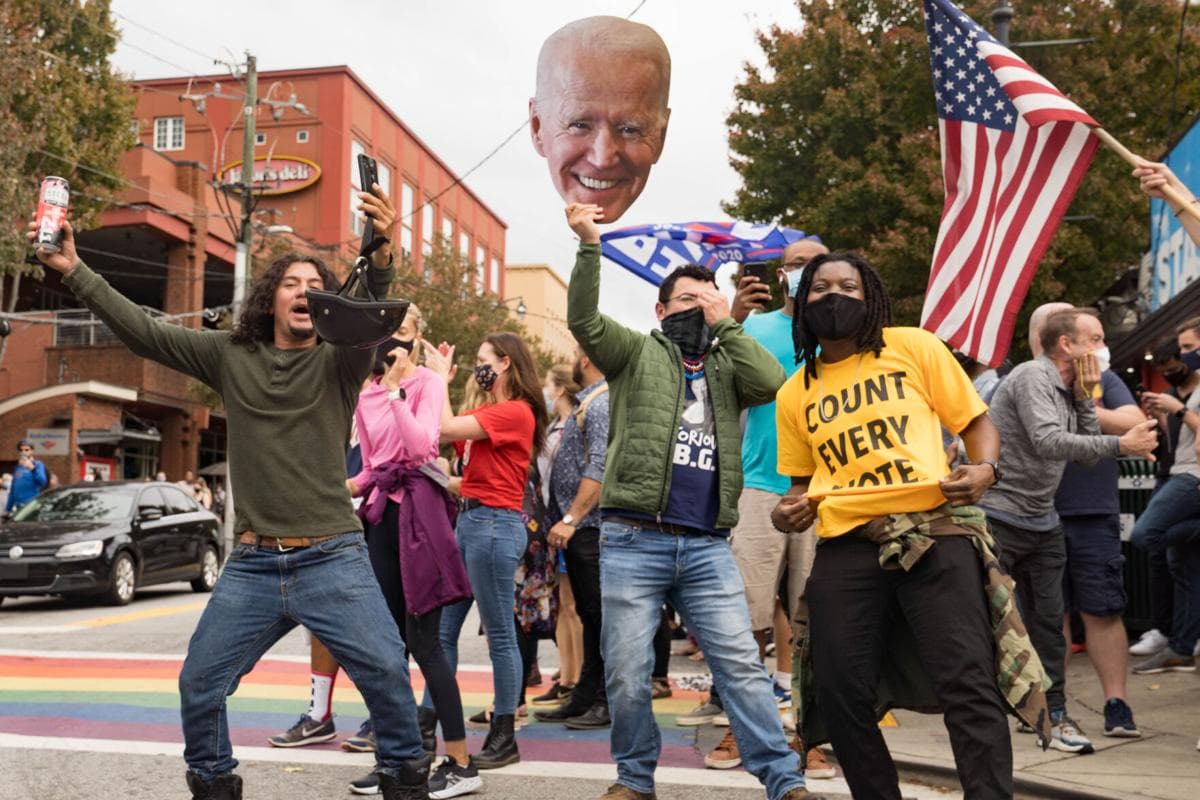 Simpatizantes de Joe Biden y Kamala Harris se reunieron este sábado en el centro de Atlanta para celebrar la victoria electoral.