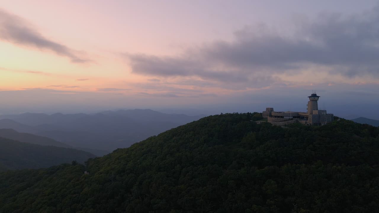 Conoce más sobre Brasstown Bald, 
<b><a href="https://www.fs.usda.gov/recarea/conf/recarea/?recid=10542">aquí</a></b>.