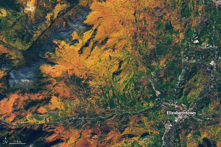 Las imágenes muestran el área cercana a Elizabethtown, ubicada a unas 40 millas al suroeste de Burlington.
<br>
