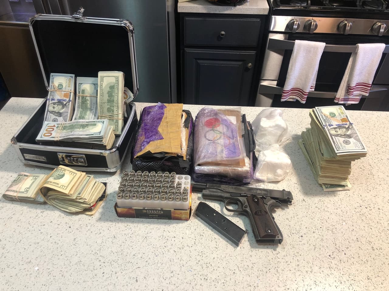 Además de los arrestos, durante la operación se incautaron 3 libras de metanfetamina, 1 kilogramo de heroína, cerca de $50,000 dólares, 2 kilogramos de cocaína y 1 pistola.