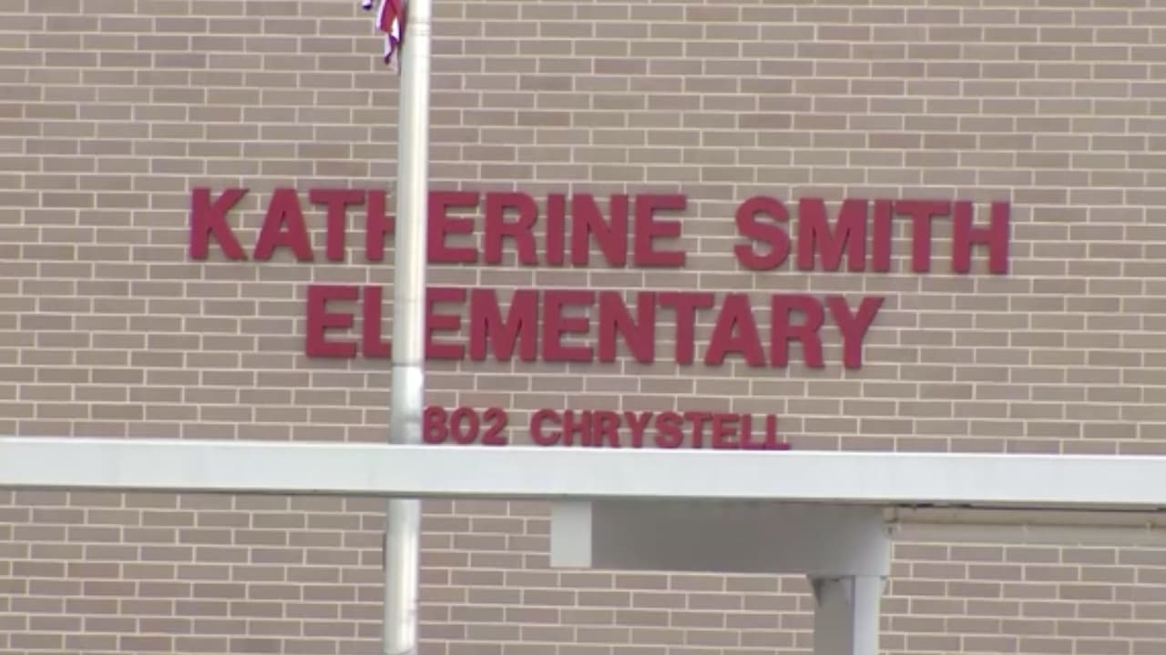 HISD dijo que este tipo de incidentes los toman muy en serio y que la policía de HISD está al tanto de lo ocurrido. Por el momento, se lleva a cabo una investigación sobre la maestra, que fue reasignada a la espera de la conclusión del caso. "La seguridad y el bienestar de nuestros estudiantes es siempre nuestra prioridad", concluyeron.