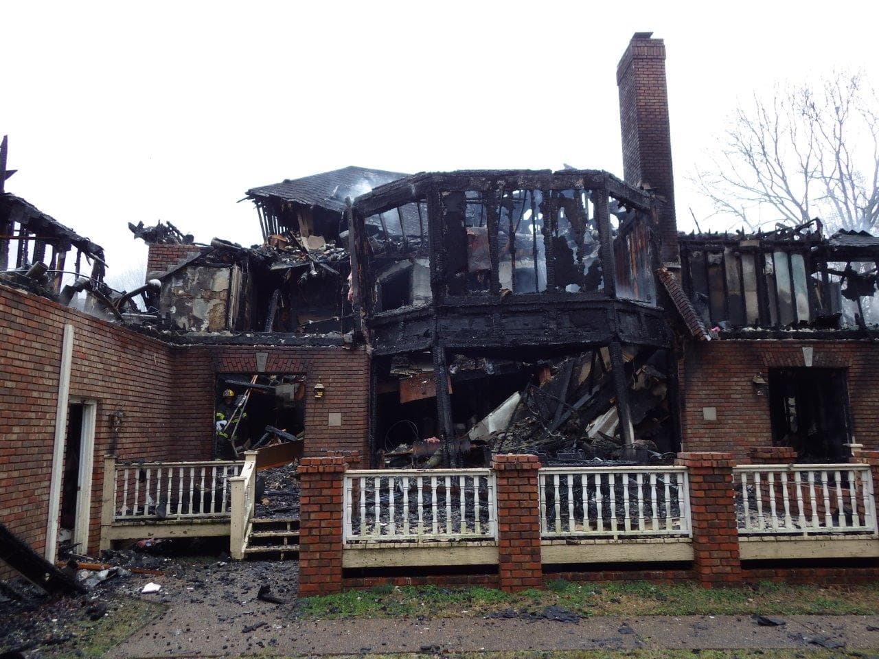 Así quedó una casa tras la explosión de una patineta. Hoy Amazon enfrenta una demanda millonaria por venderla