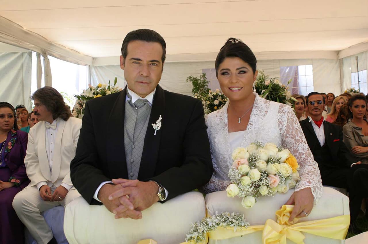 César Évora y Victoria Ruffo han sido pareja en seis novelas mexicanas: 'Las amazonas', 'Abrázame muy fuerte', 'La madrastra', 'Triunfo del amor', 'Abismo de pasión' y 'Amor bravío'.