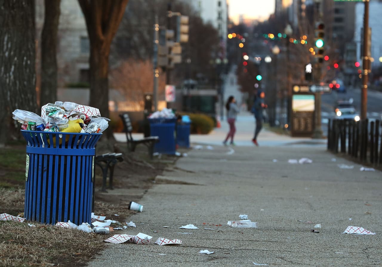 La basura comenzó a acumularse este domingo en algunas zonas de Washington DC tras el cierre parcial del gobierno que entró en vigor en la media noche del sábado, después de que demócratas y republicanos no fueran capaces de ponerse de acuerdo sobre el presupuesto.