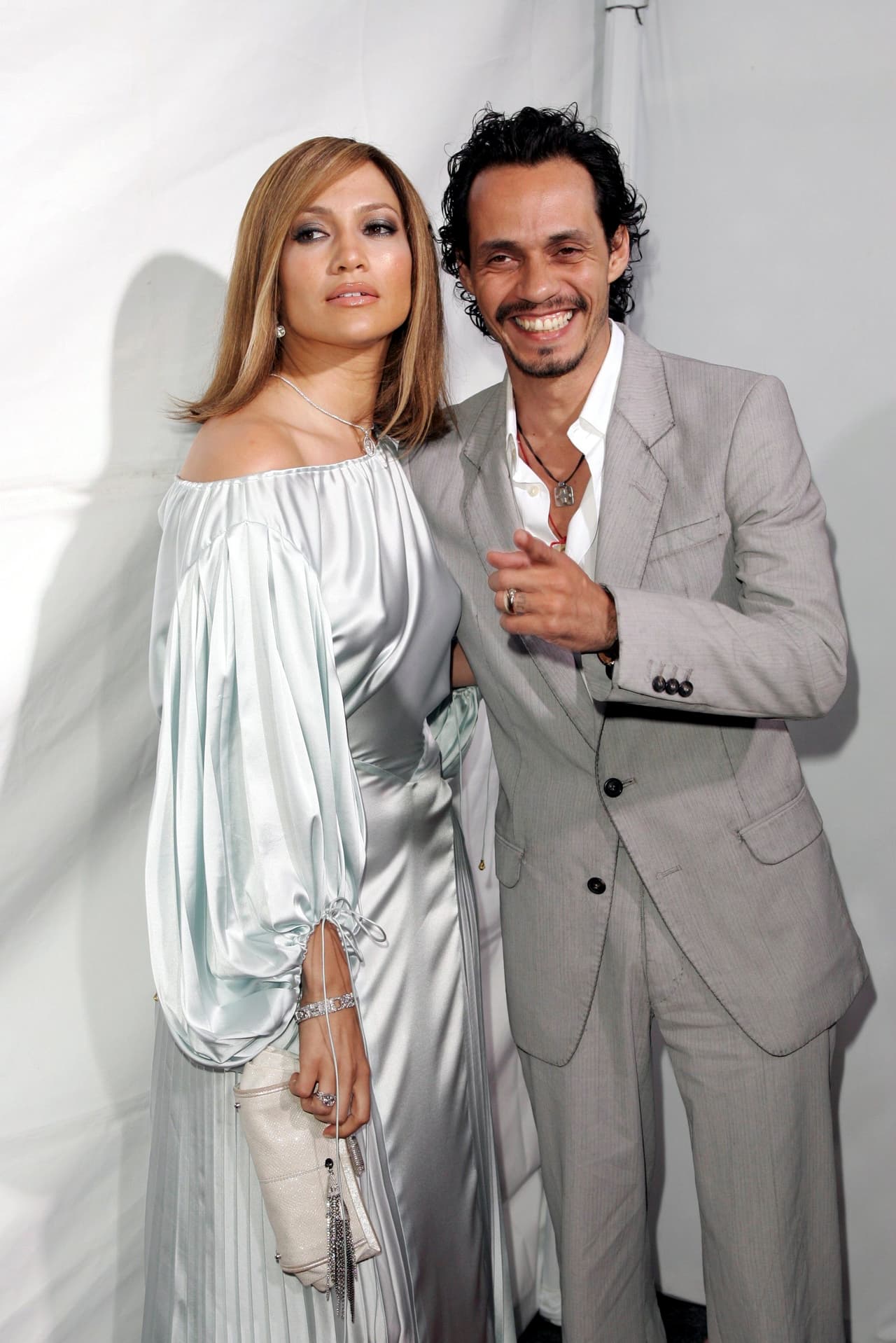 El cantante estaba casado cuando iniciaron una relación que los llevó al altar en febrero de 2004, solo tres días después de que Marc firmó la disolución de su matrimonio con la ex Miss Universo Dayanara Torres.