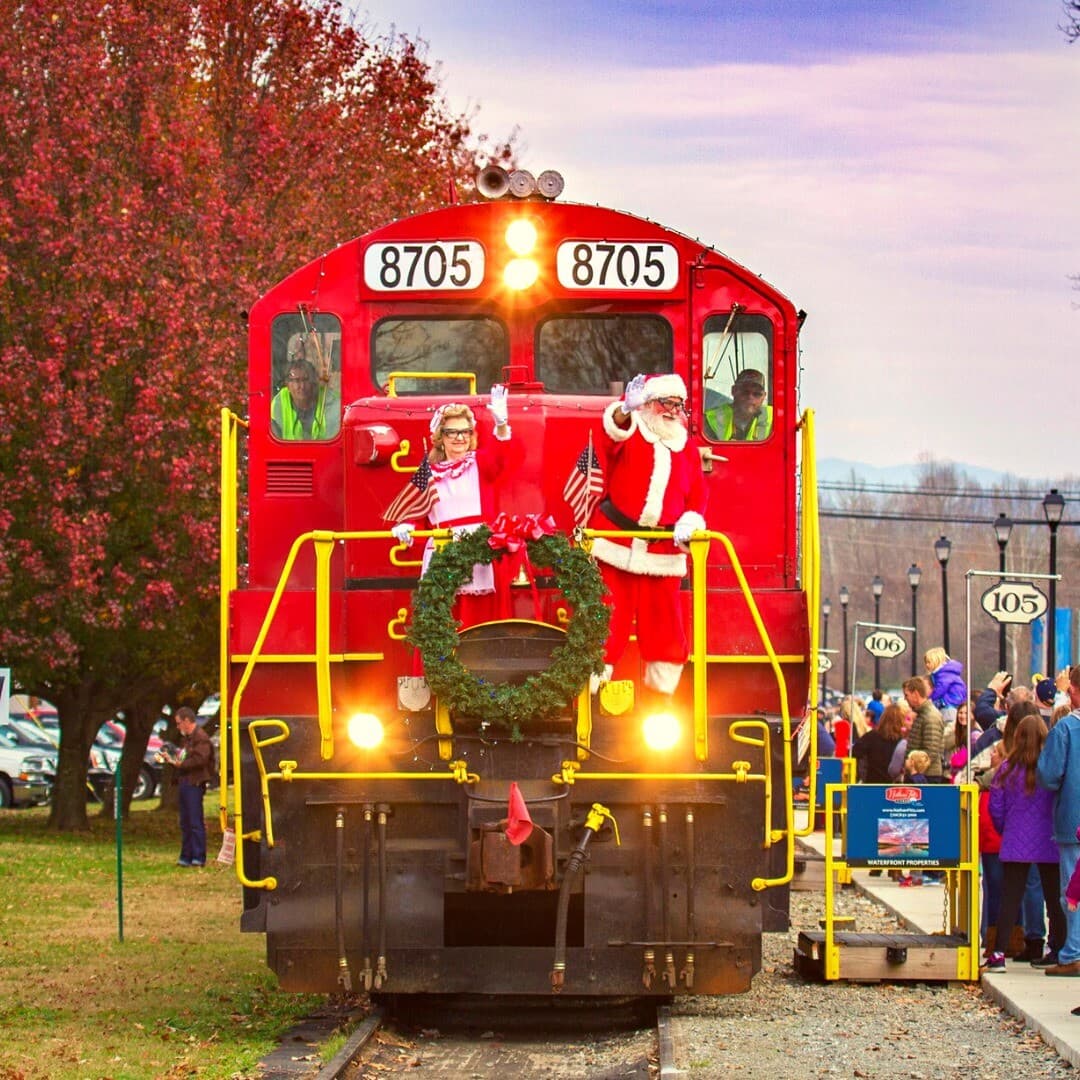 Puedes disfrutar de un viaje en tren con Santa y la Sra. Claus en el Santa Express del Blue Ridge Scenic Railway, escuchar una historia navideña, cantar villancicos, conocer personajes navideños y visitar a Santa y a la Sra. Claus y mucho más.