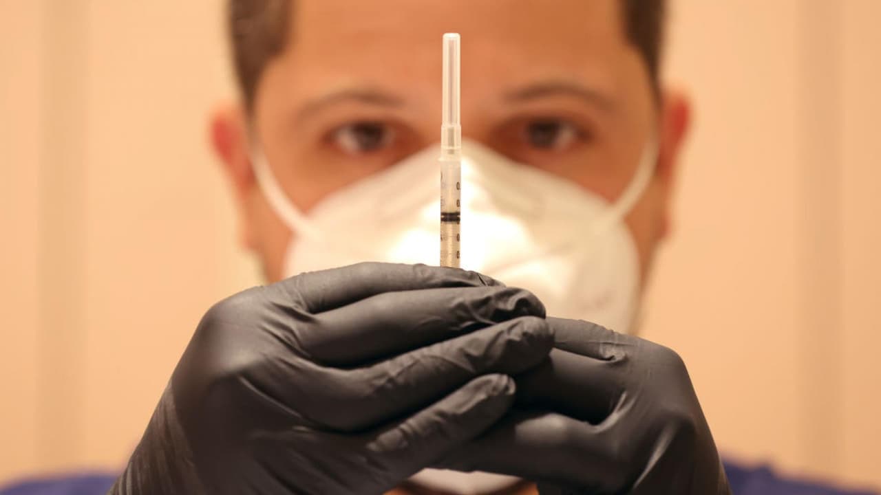 <b>¿Cuáles serían efectos secundarios de la vacuna covid-19 para mis niños?</b>
<br>Según la doctora, Trinidad Solís, del Departamento de Salud Pública de California, algunos niños mostraron efectos temporales tras recibir las vacunas. La lista incluye: dolor en el brazo, fiebre, cansancio y se prolongaron por uno o dos días máximo. La experta insistió que los efectos de la inyección son menores a los efectos de infectarse con el virus, por lo que urge a los padres tomar ventaja de la protección para sus hijos.