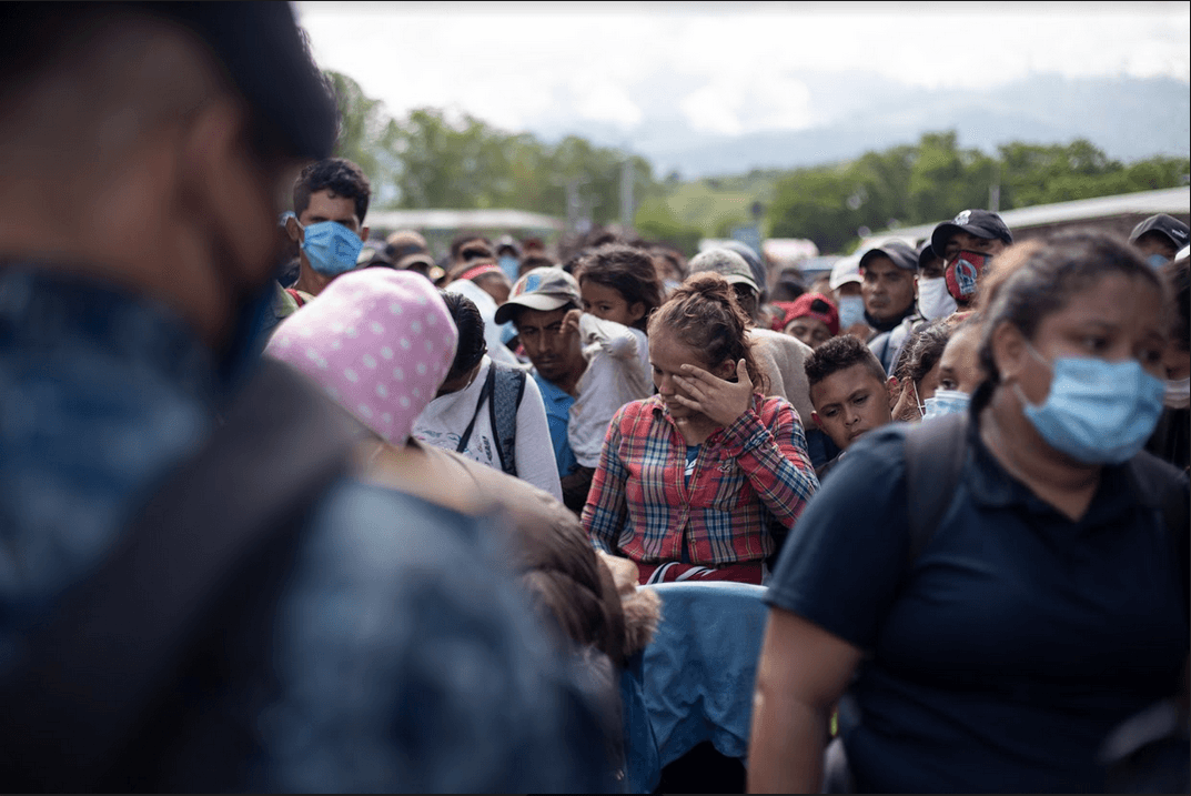 En el punto fronterizo de Corinto, del lado guatemalteco, una joven llora, pidiendo se les permita ingresar a Guatemala junto a un grupo rezagado de la caravana de migrantes que salió en plena pandemia de Honduras hacia Estados Unidos. En Guatemala la caravana se disolvió. Puerto Barrios, Guatemala, 1 de octubre de 2020.