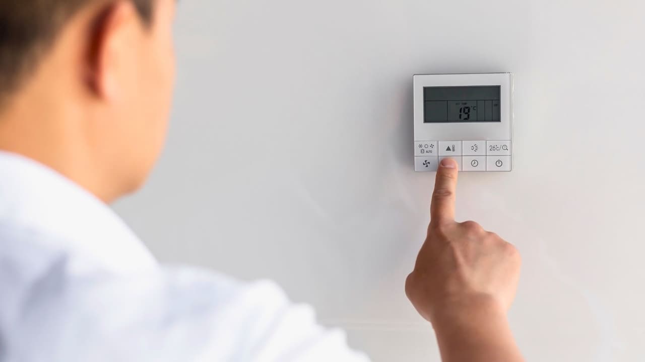 <h3 class="cms-H3-H3">En resumen: </h3>
<br>No apagues completamente el aire acondicionado en verano en Texas. 
<br>Déjalo prendido a una temperatura más alta si sales. 
<br>Eso protege tu casa del calor extremo y te ayuda a controlar tu factura. 
<br>Pequeños cambios, como ajustar el termostato o mejorar el aislamiento, pueden hacer una gran diferencia en lo que pagas cada mes.