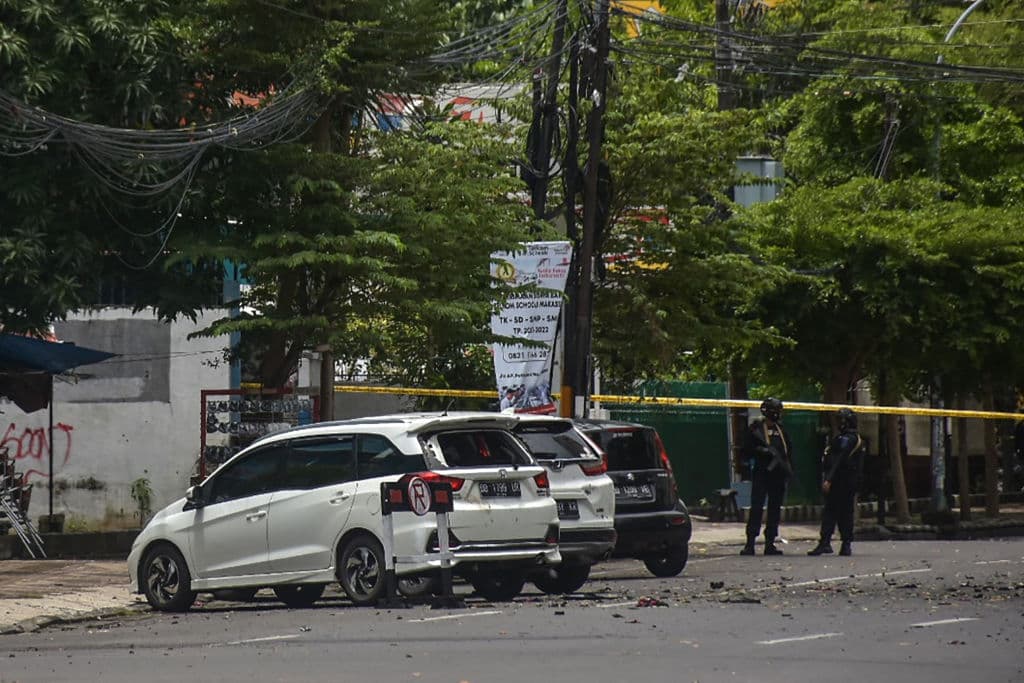 Vehículos dañados se pueden apreciar en las cercanías de la iglesia, la catedral Sagrado Corazón de Jesús. La zona quedó acordonada por la policía.