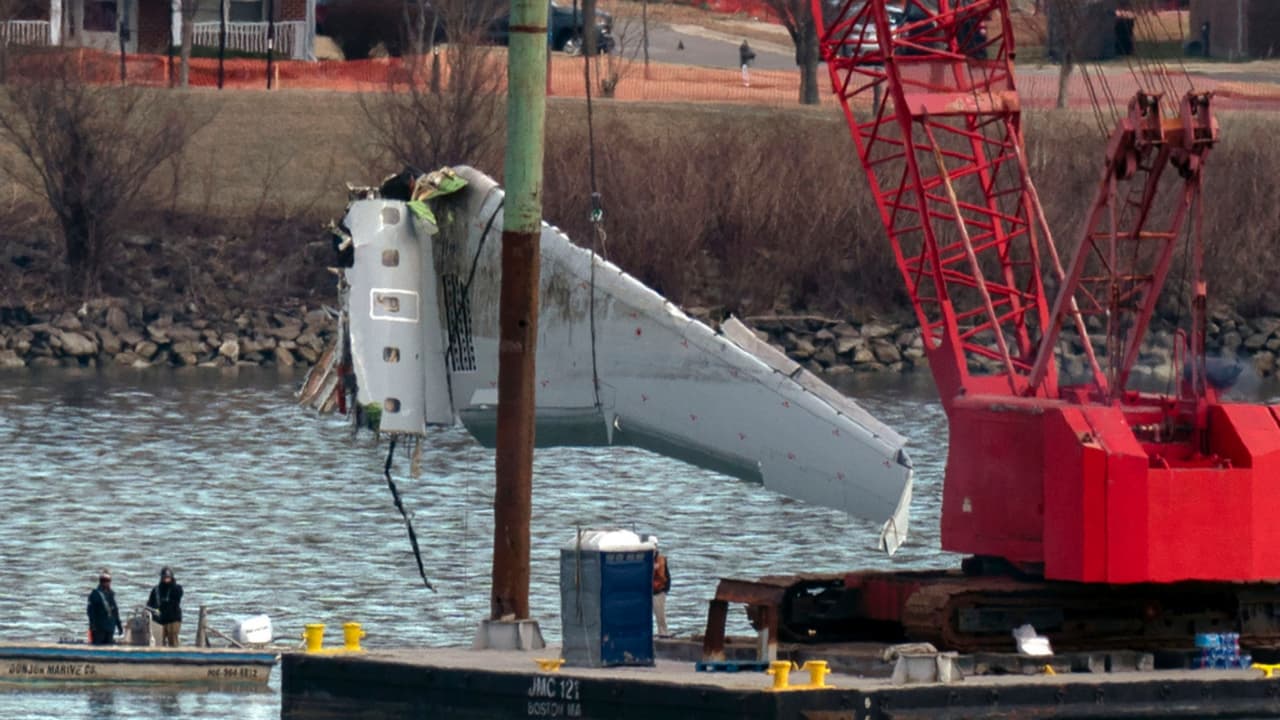 Autoridades recuperan los cuerpos de los 67 fallecidos tras accidente aéreo sobre el río Potomac