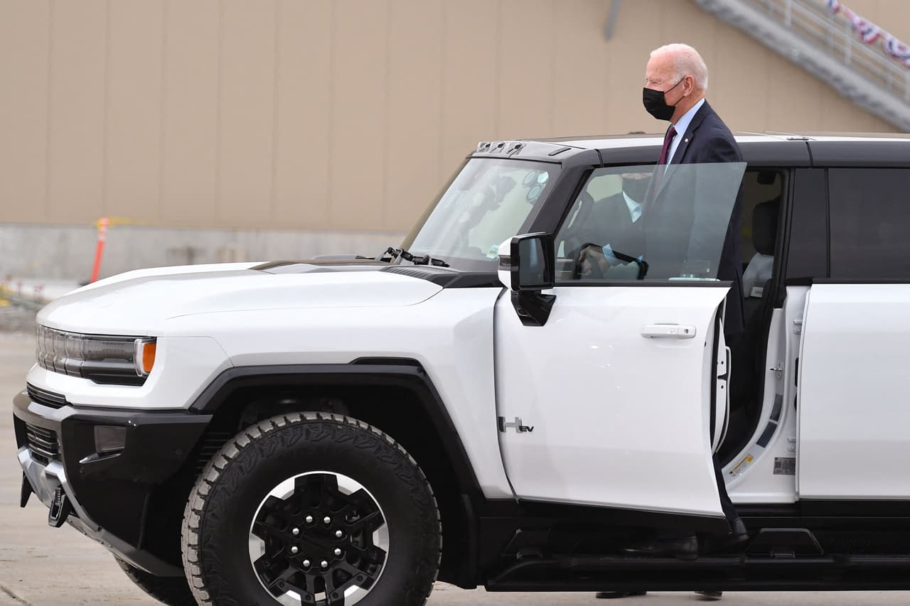 <b>El regreso al Acuerdo de París</b>
<br>
<br>Una de las primeras medidas adoptadas por Biden fue 
<a href="https://www.univision.com/noticias/elecciones-en-eeuu-2020/eeuu-abandona-oficialmente-el-acuerdo-de-paris-el-gran-pacto-contra-el-calentamiento-global-en-el-que-estan-presentes-todos-los-grandes-paises"><u>anular el retiro del acuerdo climático de la ONU</u></a> del que Donald Trump había sacado al país. Además, el mandatario se embarcó en una serie de órdenes ejecutivas para reestablecer controles ambientales que su predecesor había desmontado y lanzó lo que la Casa Blanca describió como la mayor agenda medioambiental y energética de la historia estadounidense.
<br>
<br>Esta fotografía muestra al presidente conduciendo un auto Hummer totalmente eléctrico en la planta de ensamblaje de vehículos General Motors de Detroit, Michigan, el 17 de noviembre de 2021.
<br>