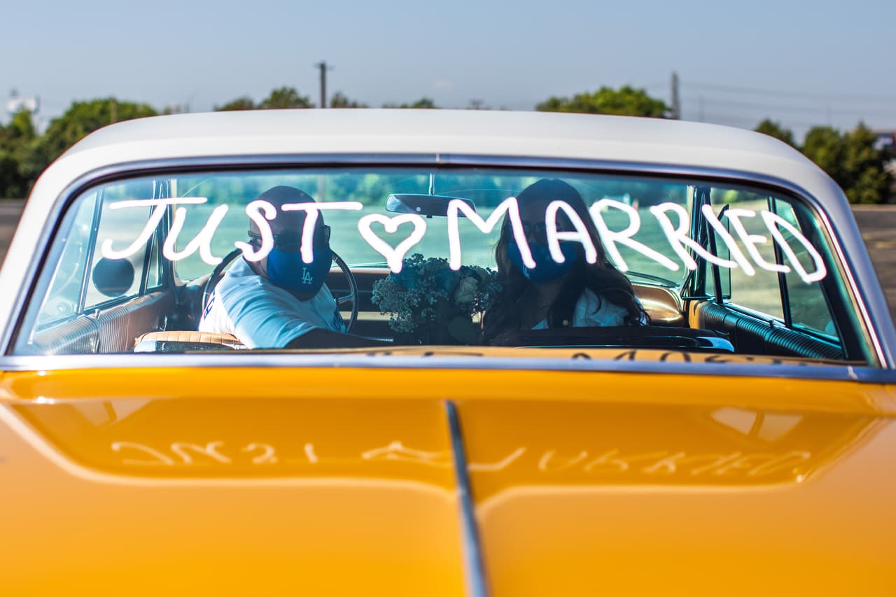 <b>Uniones civiles en el estacionamiento. </b>Un oficial del condado de Anaheim, California realiza casamientos de parejas en sus autos, una alternativa para no detener la demanda de este servicio en la ciudad. 21 de abril. 
<br>