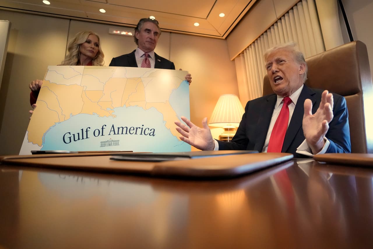 El presidente Donald Trump, a la derecha, habla con los periodistas acompañado por el secretario del Interior Doug Burgum y la esposa de Burgum, Kathryn Burgum, a bordo del Air Force One, donde Trump firmó una proclamación declarando el 9 de febrero Día del Golfo de América, mientras viajaba desde West Palm Beach, Florida, a Nueva Orleans, el domingo 9 de febrero de 2025.