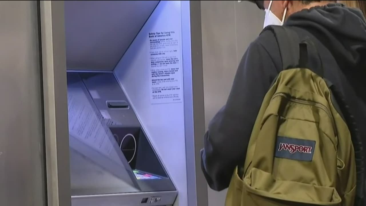 Le ofreció ayuda y le robó $1,500 en un cajero automático; hombre narra su experiencia