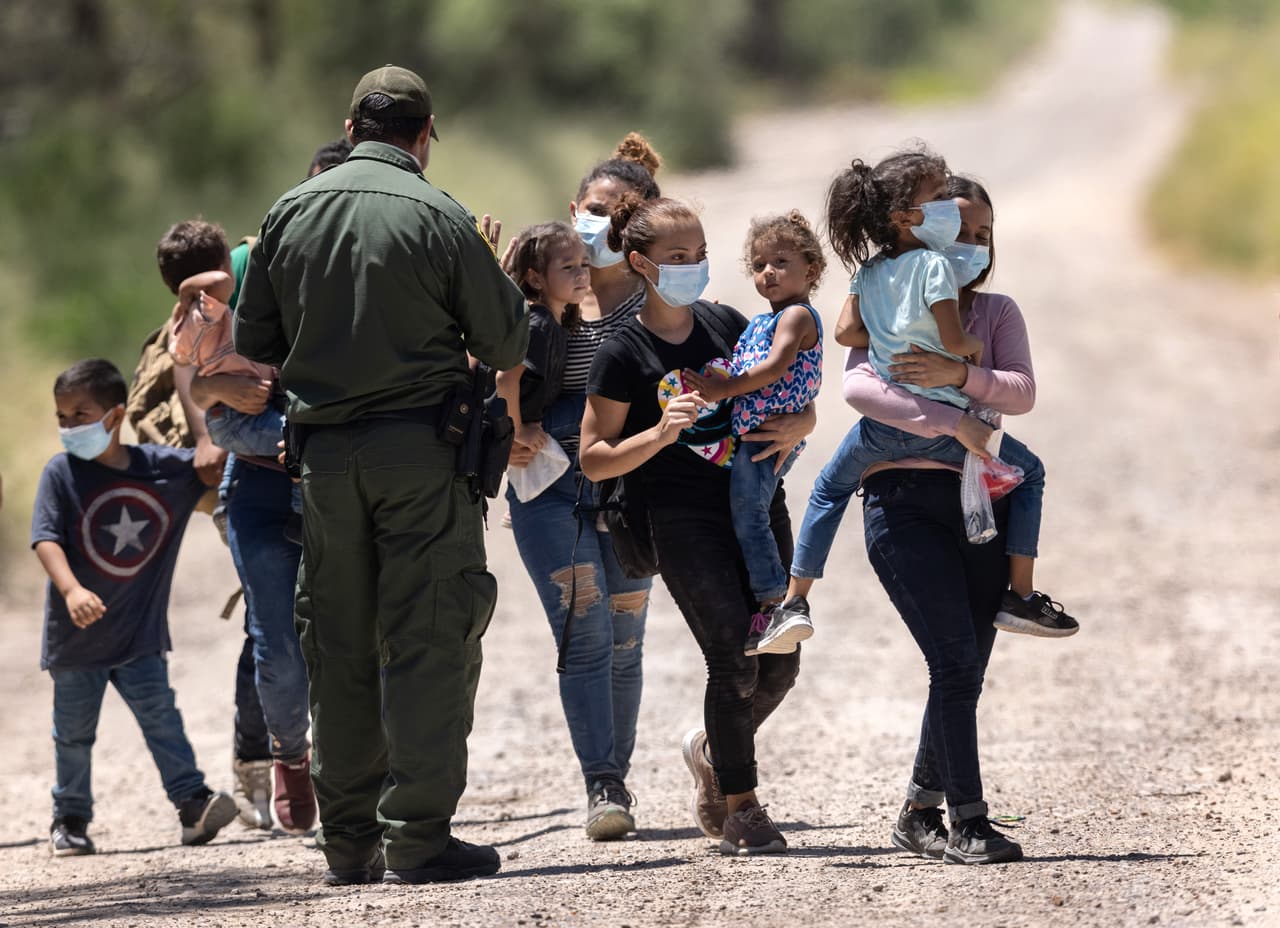 De indocumentados a 'no ciudadanos': uno de los pocos cambios para 11 millones de extranjeros en el primer año de Biden