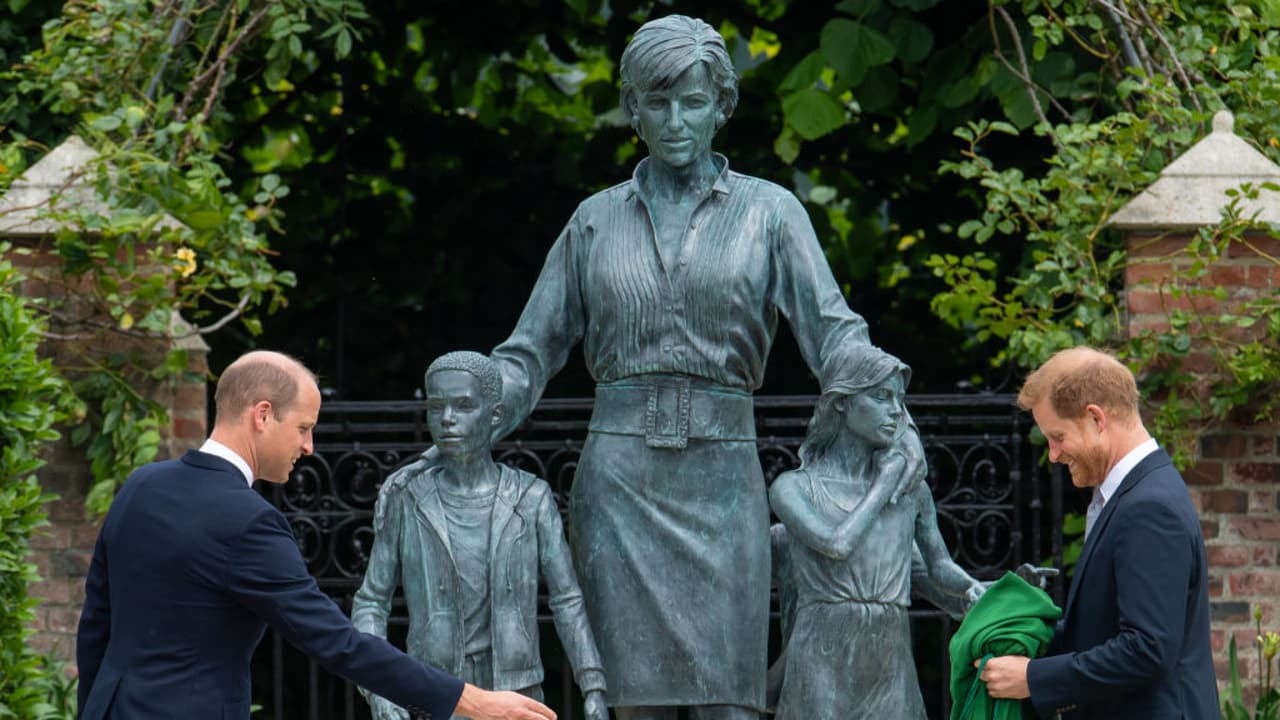 "Es un día maravilloso": develan una estatua de la princesa Diana de Gales en el aniversario 60 de su nacimiento