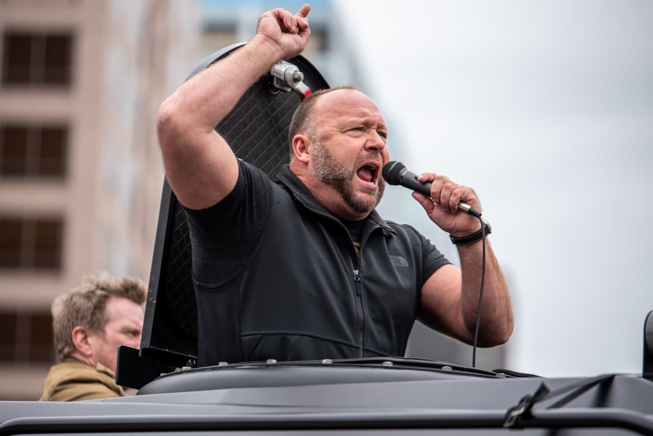 Owen Shroyer, del sitio de ultraderecha Infowars, en la manifestación en Austin, Texas.
<br>