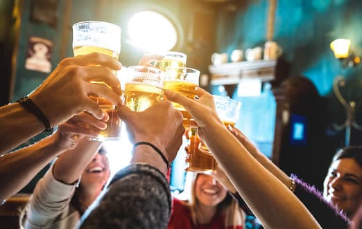 Los bares permanecerán cerrados. Del mismo modo, los restaurantes solo permanecerán abiertos para comida para entregar o a domicilio.