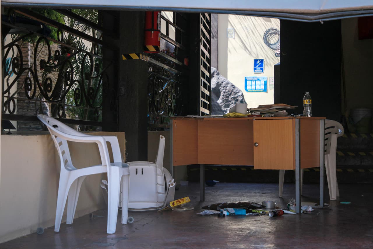Los primeros reportes llegaron alrededor de la 
<b>1:47 de la madrugada del lunes 7 de abril</b>; daban cuenta de un 
<b><a href="https://www.univision.com/local/arizona-ktvw/masacre-centro-rehabilitacion-shaddai-culiacan" target="_blank">tiroteo dentro de un sitio identificado con el nombre Shaddai</a></b>.
