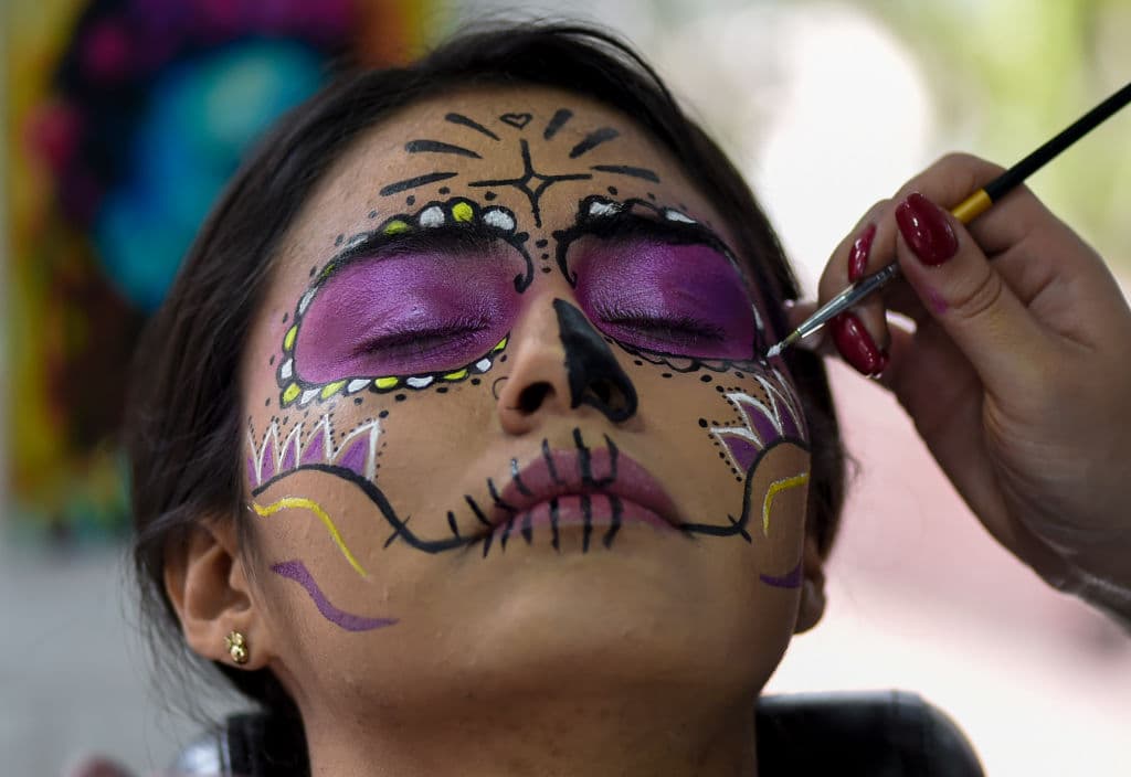 Se han reportado, además, alergias e intoxicaciones por químicos peligrosos en algunos maquillajes. La FDA advierte que antes de maquillarse, chicos y grandes prueben primero una pequeña parte del producto en el brazo, para comrpobar que no son alérgicos a sus componentes. 
<br>
