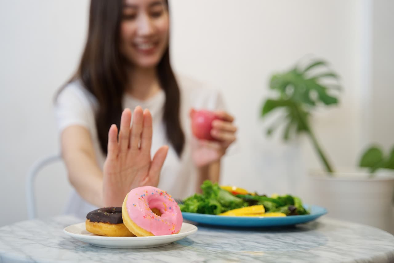 <b>Cuidado con lo que comes</b>
<br>Los alimentos (como las proteínas) que aumentan la producción de calor metabólico también aumentan la pérdida de agua.
<br>