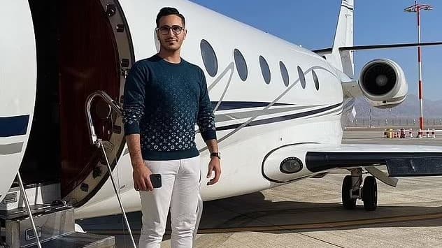 Y aunque Simon Leviev (cuyo nombre real es Shimon Hayut) tenía en sus manos la fortuna suficiente para mantener este estilo de vida, en realidad no era ningún empresario exitoso en la industria de los diamantes como decía en su perfil de Tinder. Todo lo pagaba con el dinero que recibía de mujeres engañadas por sus encantos.
<br>
<br>
<b>Relacionado: </b>
<a href="https://www.univision.com/carros/carros-y-famosos/cristiano-ronaldo-y-sus-juguetes-mas-exoticos-fotos">Regalazo de cumpleaños: Georgina Rodríguez sorprende a Cristiano con una SUV de lujo</a>