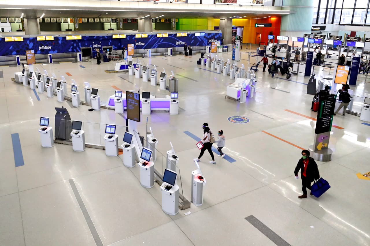Unos pocos viajeros en el aeropuerto Logan de Boston, Massachusetts, el 20 de noviembre. La principal agencia de salud pública del país suplicó a los estadounidenses que no visiten a sus familiares en Acción de Gracias, una tradición de finales de año. Recomendaron que solo hagan reuniones con su núcleo familiar sin salir de casa.
<br>