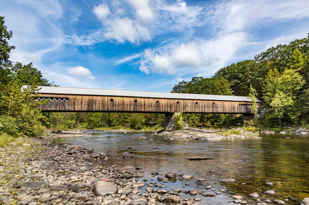 <b>En Vermont | el lugar más pobre es West Brattleboro</b>
<br>
<br>🔘 
<b>Ingreso medio de West Brattleboro: </b>$31,918
<br>🔘 
<b>Ingreso medio de Vermont:</b> $61,973
<br>🔘 
<b>Adultos con educación universitaria: </b>37.0%
<br>🔘 
<b>Población que vive en la pobreza: </b>19.1%
<br>🔘 
<b>Valor promedio de la propiedad:</b> $167,400