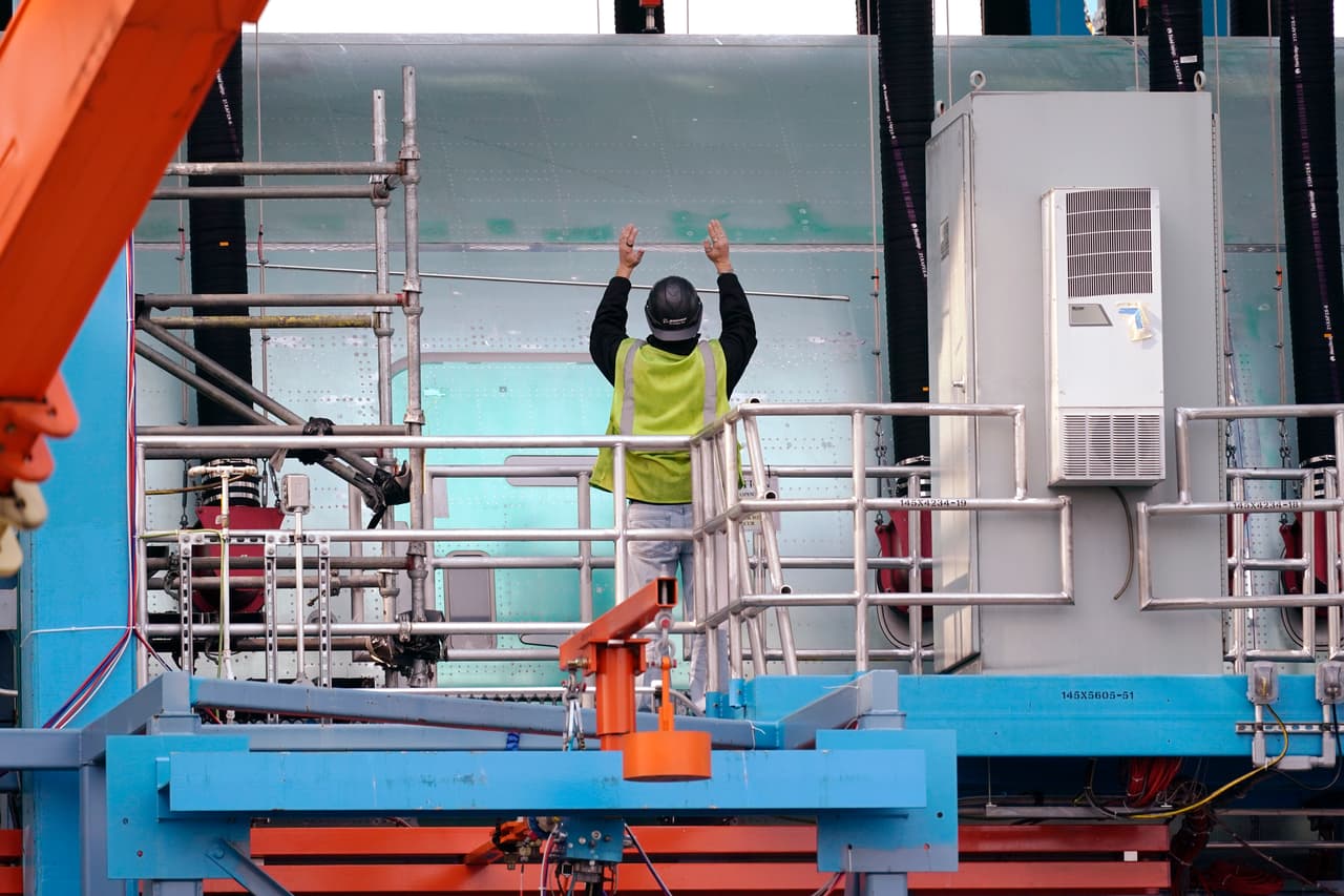 Inmigración legal de trabajadores extranjeros se redujo un tercio desde 2020, generando escasez de mano de obra