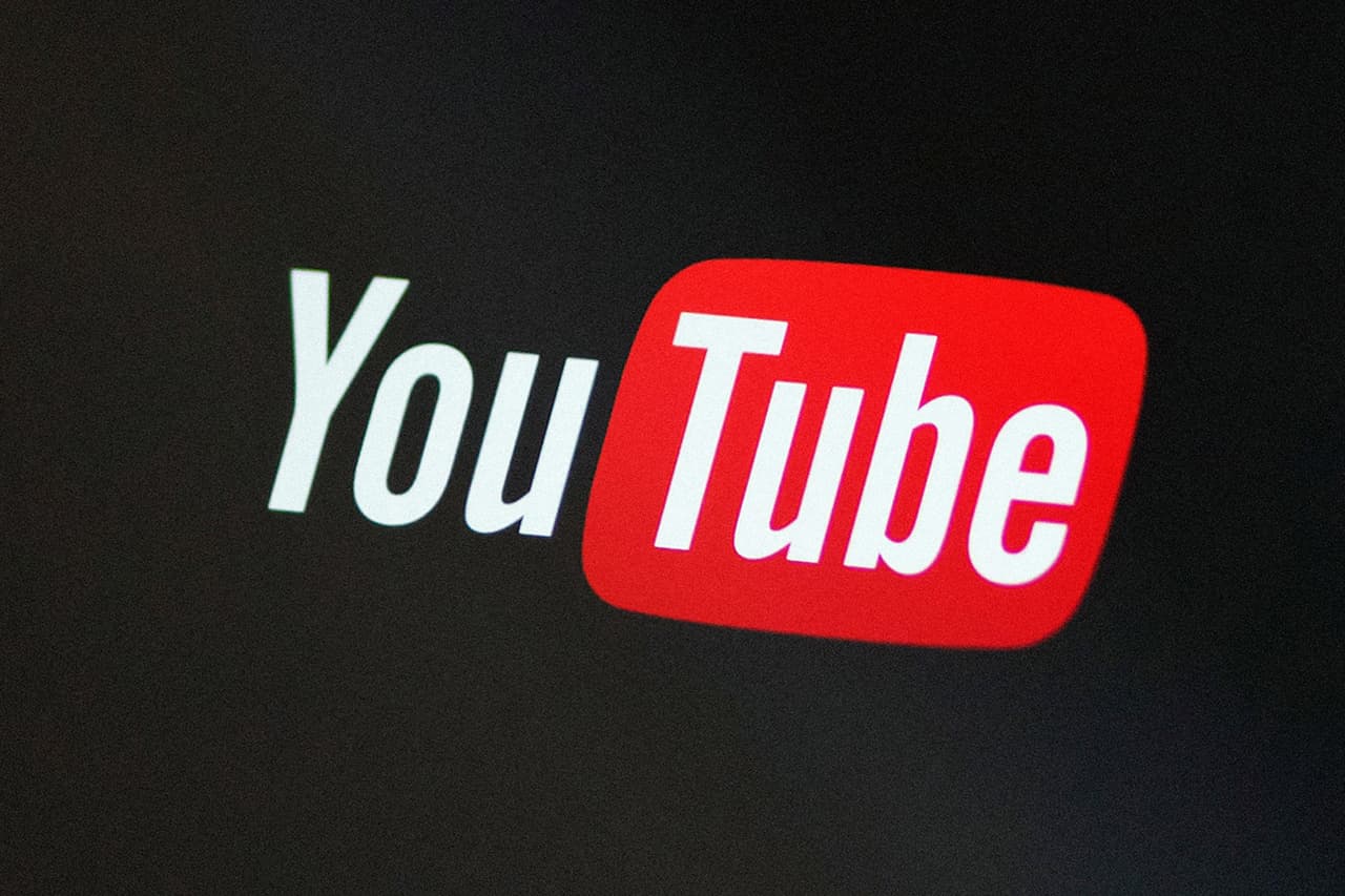 <b>YouTube</b>
<br>
<br>Este servicio completa 694,000 horas de transmisión de videos por minuto en 2021. En 2019 unos 4.5 millones de videos eran reproducidos cada 60 segundos. 
<br>
<br>La aplicación aporta importantes ganancias a Alphabet, la empresa que engloba las compañías derivadas de Google.
<br>
