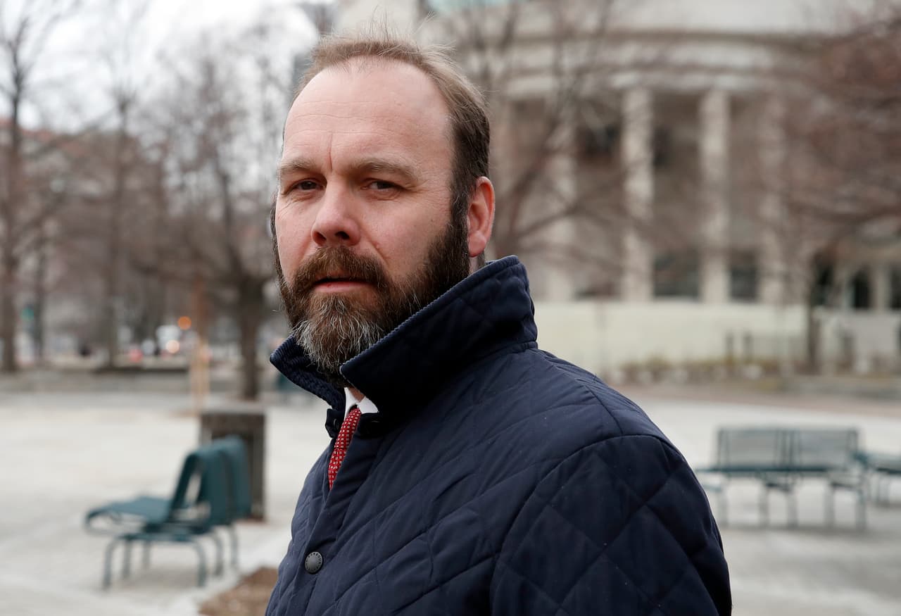 <b>3. Rick Gates</b>, trabajó en la campaña de Trump y fue acusado de cargos similares a los de Paul Manafort, de quien era socio. En febrero de 2018 aceptó un acuerdo con el equipo de Mueller y 
<a href="https://www.univision.com/noticias/politica/rick-gates-asistente-de-campana-de-trump-dice-que-cometio-crimenes-por-mandato-de-paul-manafort">se declaró culpable de un cargo de declaraciones falsas y un cargo de conspiración. </a>