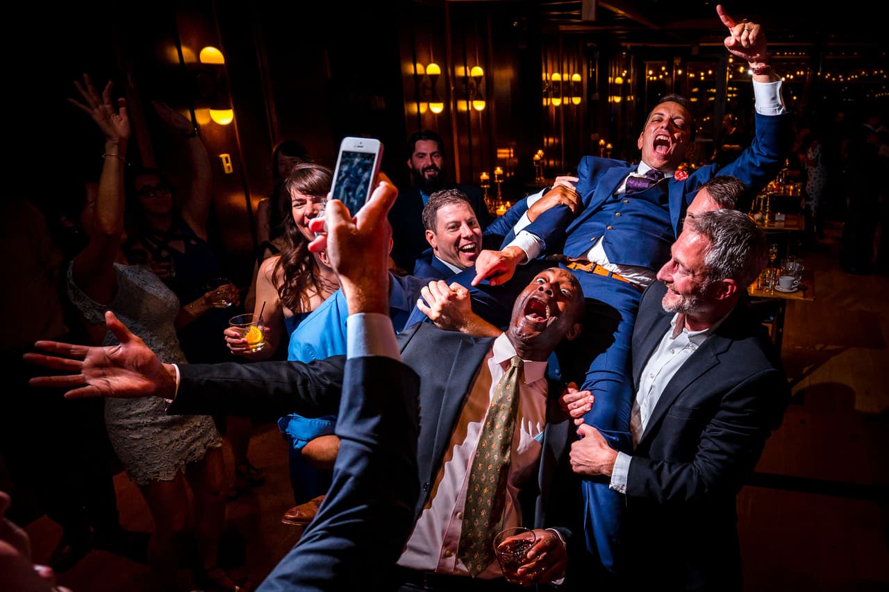 Un inolvidable momento de euforia, el novio en hombros de sus amigos, también finalista en la categoría ‘fiesta nupcial’.
<br>