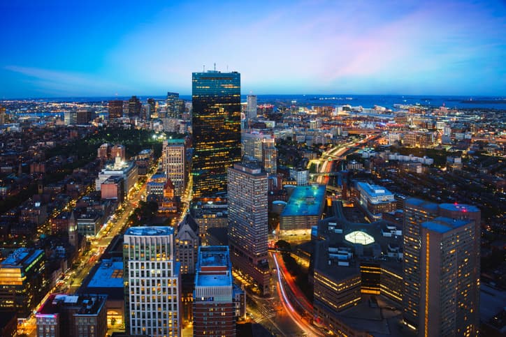 <b>Boston | </b>103% de tráfico por encima de lo normal. 
<br>
<br>⚠️ Carretera más congestionada: I-93 S, Purchase St. hacia MA-24 
<br>⚠️ Horario de mayor tráfico: 2:30 pm a 4:00 pm