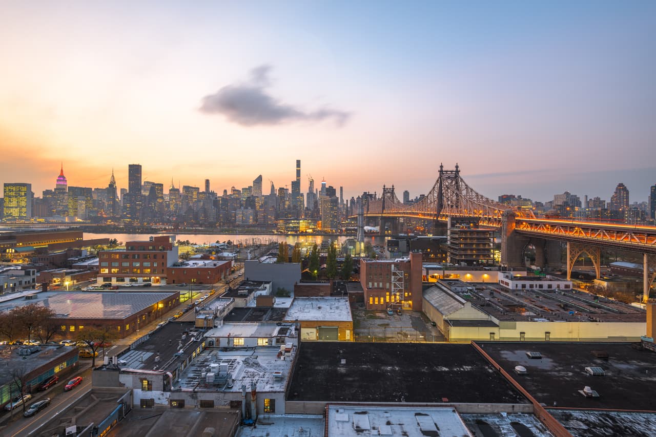 <h3 class="cms-H3-H3">2. Nueva York-Newark-Jersey City, Nueva York-Nueva Jersey</h3>
<br>
<br>☢️ 
<b>La zona es la economía</b> metropolitana más grande de EEUU y el área metropolitana más densamente poblada, por tanto, es un objetivo civil muy probable.
<br>
<br>☢️ 
<b>Densidad de población: </b>29,303 por milla cuadrada.
<br>
<br>☢️ 
<b>Estimación de muertes y heridos en caso de un ataque: </b>1,712,030 muertes, 3,170,500 heridos.
<br>
<br>☢️ 
<b>Sistema de prevención: </b>New York’s Plan Now types of terrorist attacks, que incluye el nuclear preparedness PSA.
<br>
