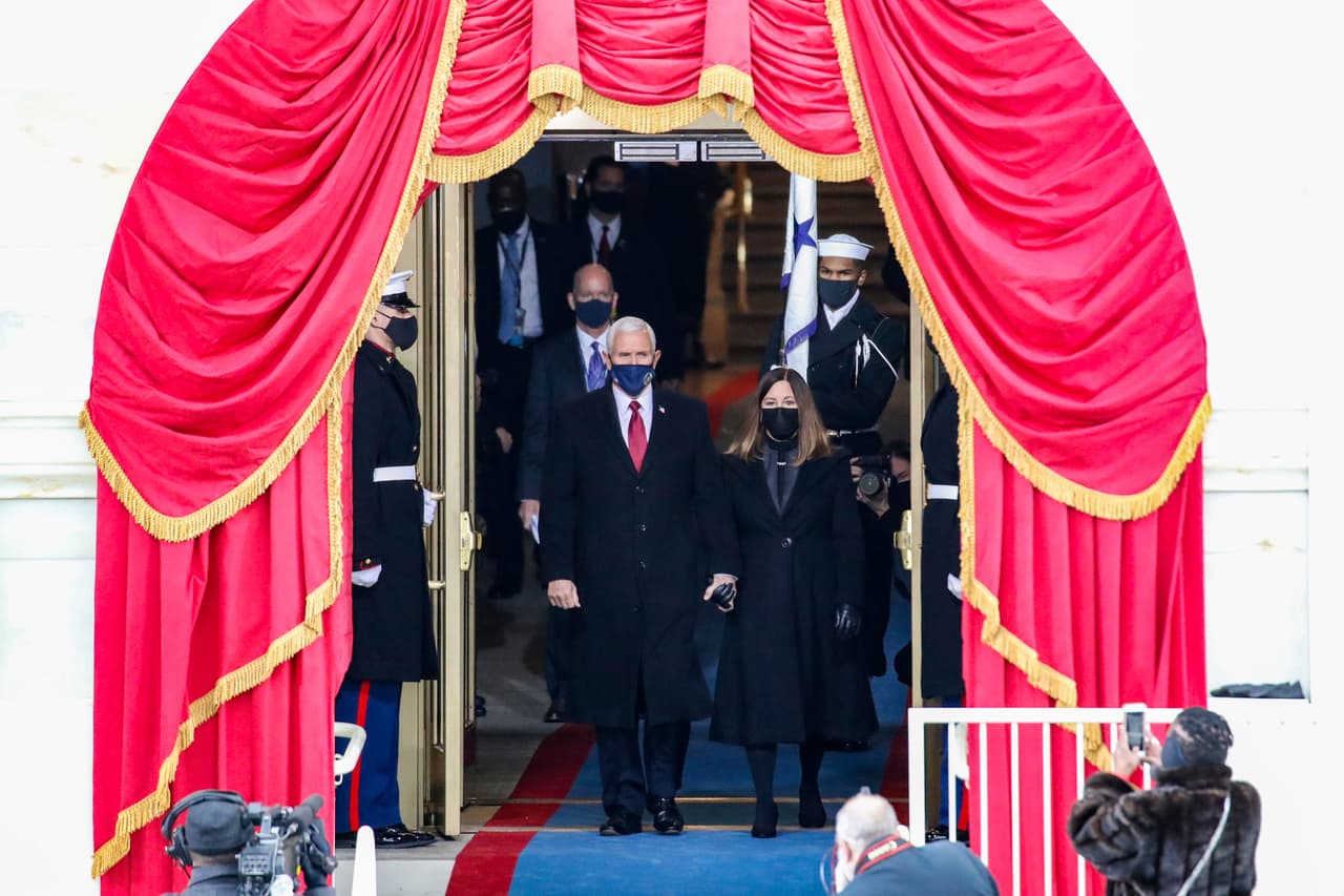 El vicepresidente Mike Pence y su esposa Karen a su llegada a la juramentación de Joe Biden. Donald Trump no asistió a esta ceremonia. Partió a su residencia en florida más temprano.