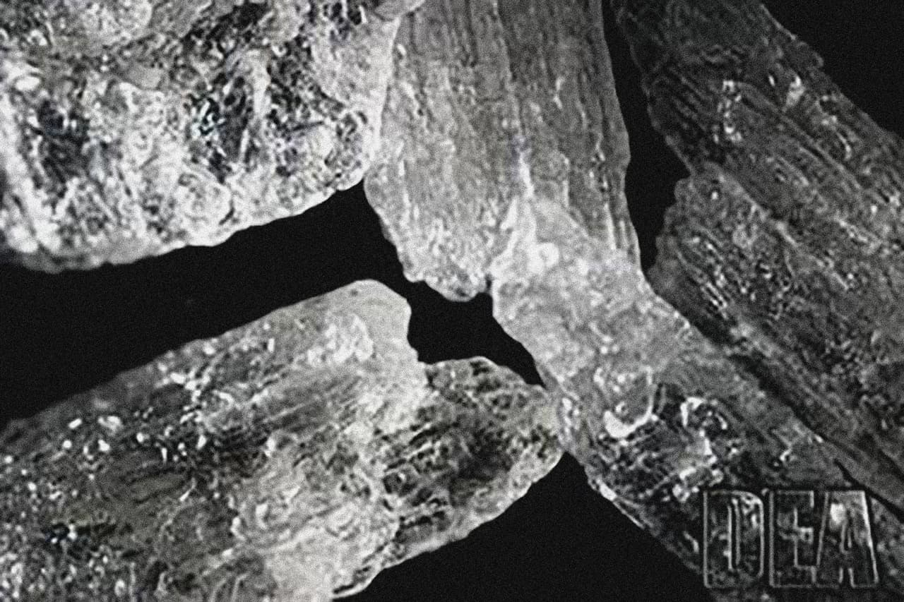 <b>La nueva metanfetamina. </b>Durante la década de 1990 se popularizó en Estados Unidos la metanfetamina cristalina, 
<a href="https://www.dea.gov/factsheets/methamphetamine"><u>un derivado fumable de la anfetamina, comúnmente conocida como ‘ice’</u></a> (hielo, en español). Comenzó a producirse en laboratorios clandestinos en el país pero en 1995 los carteles mexicanos tomaron el control de la producción y distribución de este estimulante.