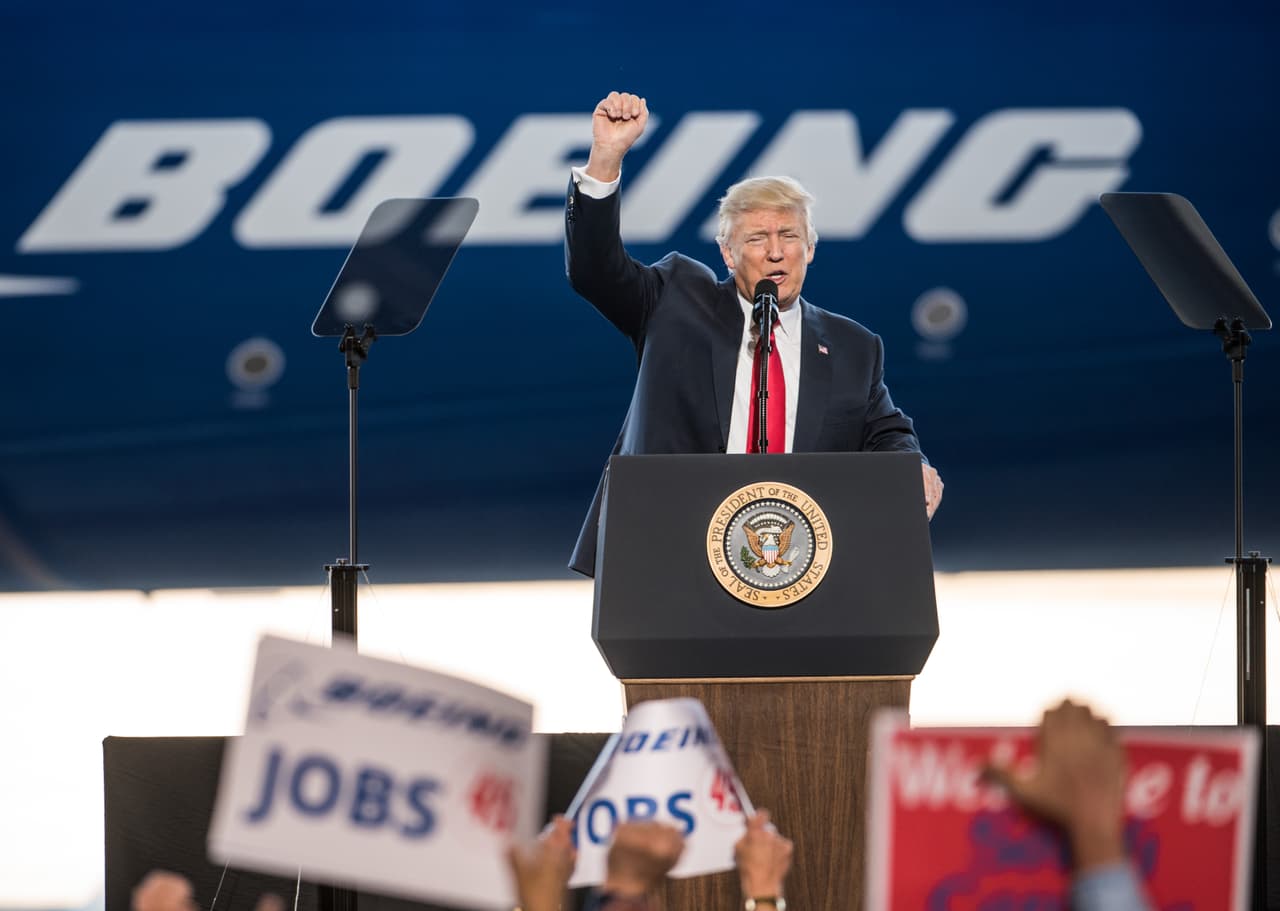 <b>Dia 29/Febrero 17: </b>Un día después de su primera rueda de prensa, el presidente Donald Trump se dirige a una multitud en las instalaciones del fabricante de aviones Boeing, en North Charleston, Carolina del Sur. Horas más tarde a través de su cuenta de Twitter, 
<b><a href="http://www.univision.com/noticias/politica/trump-en-una-autodeclarada-guerra-contra-los-medios-enemigos-del-pueblo">Donald Trump le declara la guerra a los medios y los llama "enemigos del pueblo".</a></b>