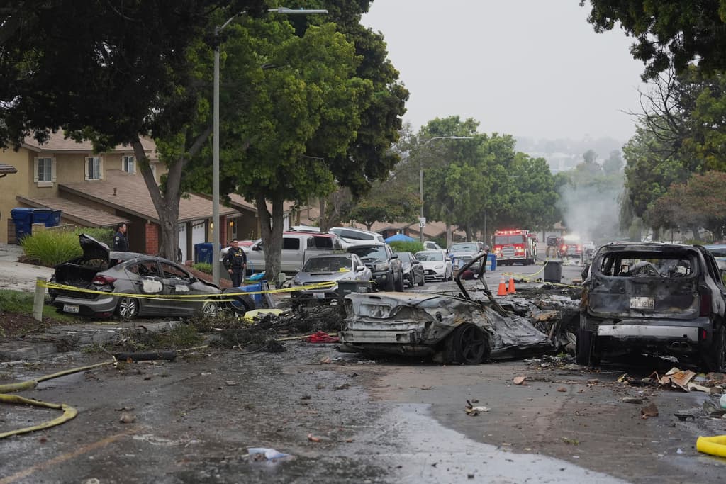 Más de una decena de vehículos quedaron calcinados, según explicó el comandante Eddy, porque "el combustible de avión se esparció". Así fue destruyendo cada uno de los autos "a ambos lados de la calle".
<br>Confirmó que 
<b><a href="https://www.univision.com/noticias/estados-unidos/varios-muertos-al-estrellarse-una-avioneta-san-diego-california" target="_blank">en la escena hay "múltiples muertos"</a></b>.