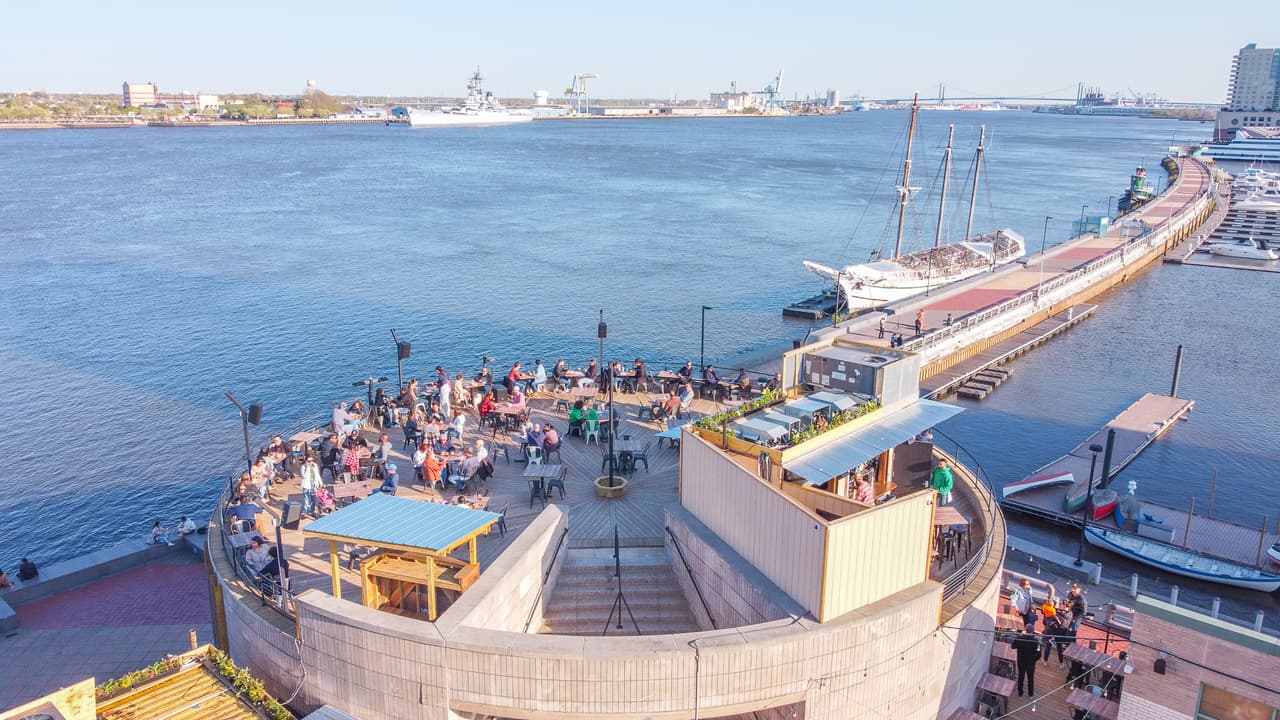 Todo el restaurante está al aire libre. El puente Ben Franklin está al norte y el puente Walt Whitman está en la distancia al sur.