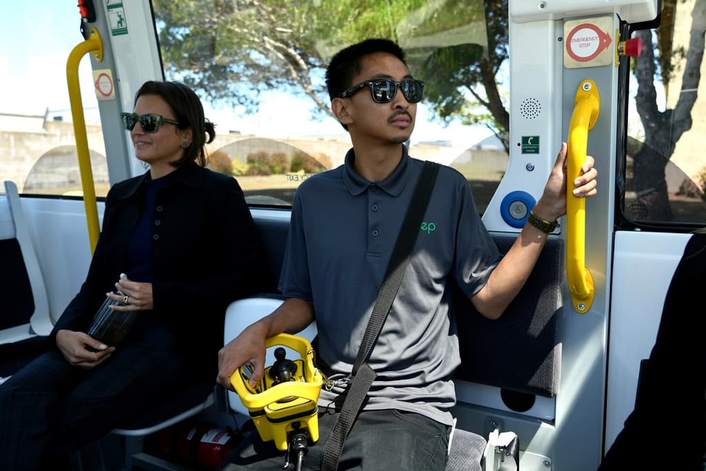 El servicio de autobuses gratuito circulará diariamente en una ruta fija llamada The Loop alrededor de Treasure Island, el sitio de una antigua base de la Marina de los Estados Unidos en el medio de la Bahía de San Francisco.