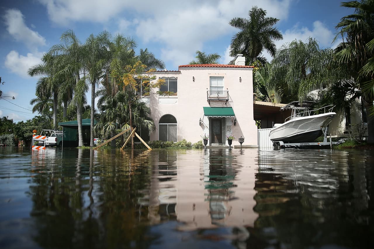 <b>Fort Lauderdale, Florida</b> – El aumento en el nivel del mar tendrá efectos negativos en estas costas de la ciudad para el año 2060 sino comenzamos a reducir los gases de invernadero. Las comunidades costeras se están enfrentando a inundaciones como consecuencia de un aumento en la marea, a las lluvias extremas y a devastadores huracanes como Sandy y Matthew. La ciudad de Fort Lauderdale
<b> </b>está ubicada al norte de Miami y, de no mejorar el panorama, estaría condenada a sufrir los mismos efectos que su ciudad vecina.