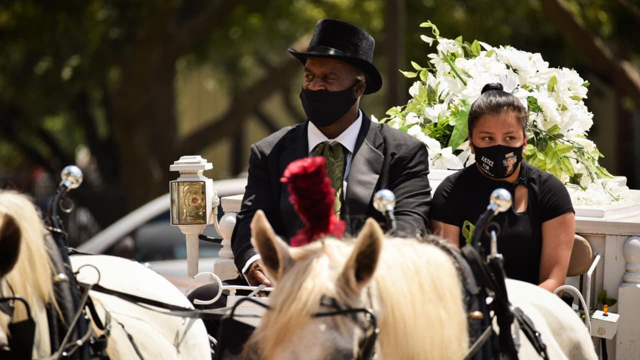 Lupita Guillén, hermana de 
<b><a href="https://www.univision.com/local/houston-kxln/reportalo-comparten-condolencias-y-mensajes-apoyo-a-la-familia-de-vanessa-guillen-fotos">Vanessa</a></b> venía a bordo del carruaje.