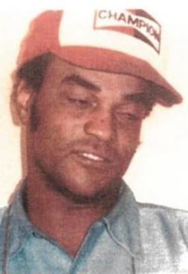 <h3 class="cms-H3-H3">Andrew P. Dabbs</h3>
<br>
<br>Desde 1981, Dabbs es buscado por asesinar a su novia, mientras los dos transitaban en un automóvil por Norton, Massachusetts. Según las autoridades, 
<b>el fugitivo le disparó en el pecho a la mujer, cuyo cadáver sería hallado tirado en la ruta. </b>
<br>
<br>El FBI, quien 
<b>ofrece una recompensa de hasta 20,000 dólares</b> a quien pueda aportar información sobre su paredero, cree que Dabbs consumía drogas. 
<br>
<br> 
<br>